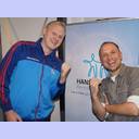 Patrick Wiencek im Studio der NDR 1 Welle Nord mit Moderator Jan Bastick.