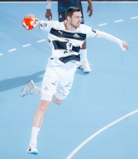 Hendrik Pekeler in action.