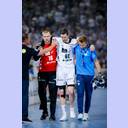 Hendrik Pekeler wird nach einer Verletzung vom Feld gef�hrt.